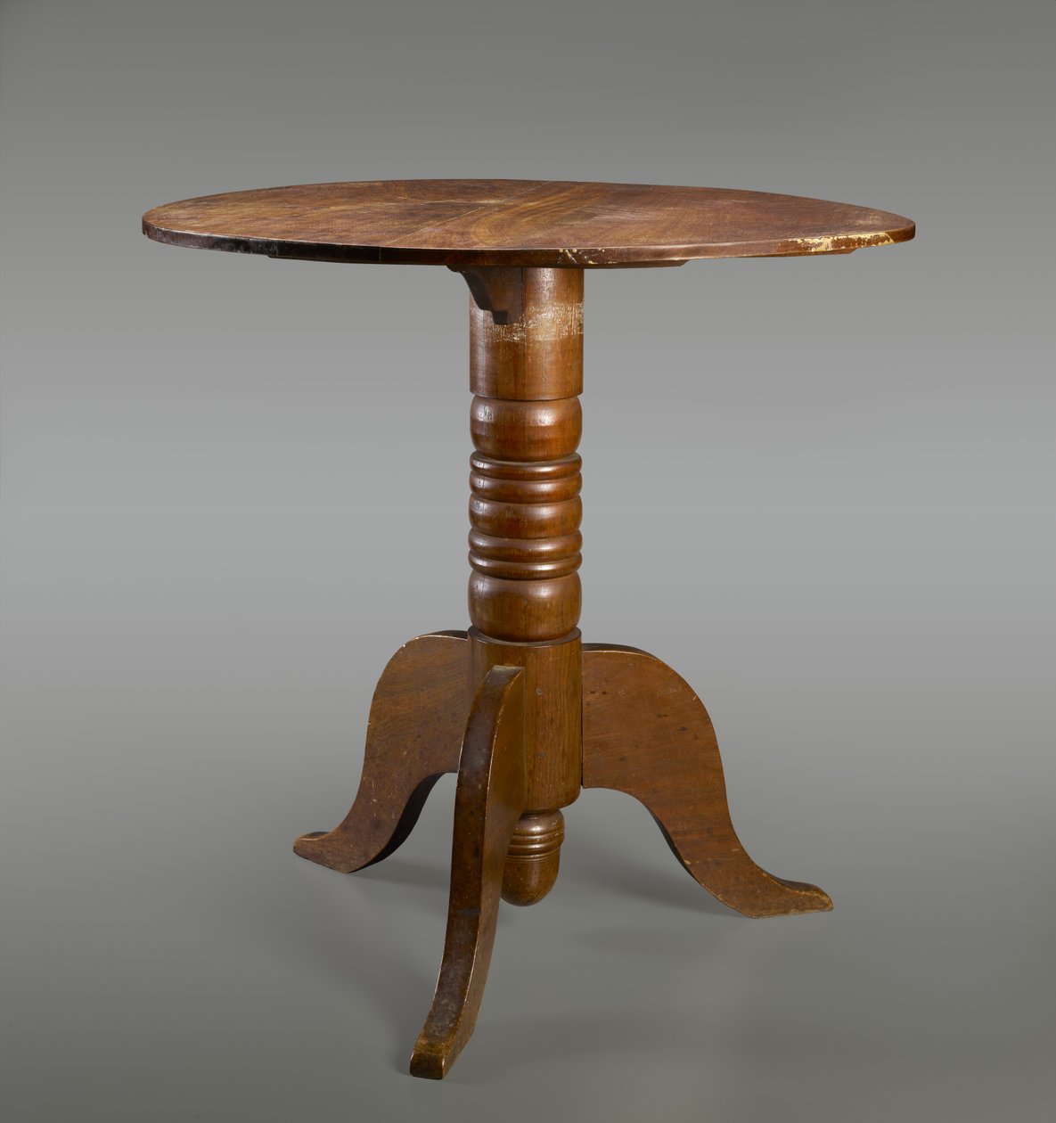 中心表，c。 1870-1890年（松树） 作者 F·马雷利亚（F. Marellea）