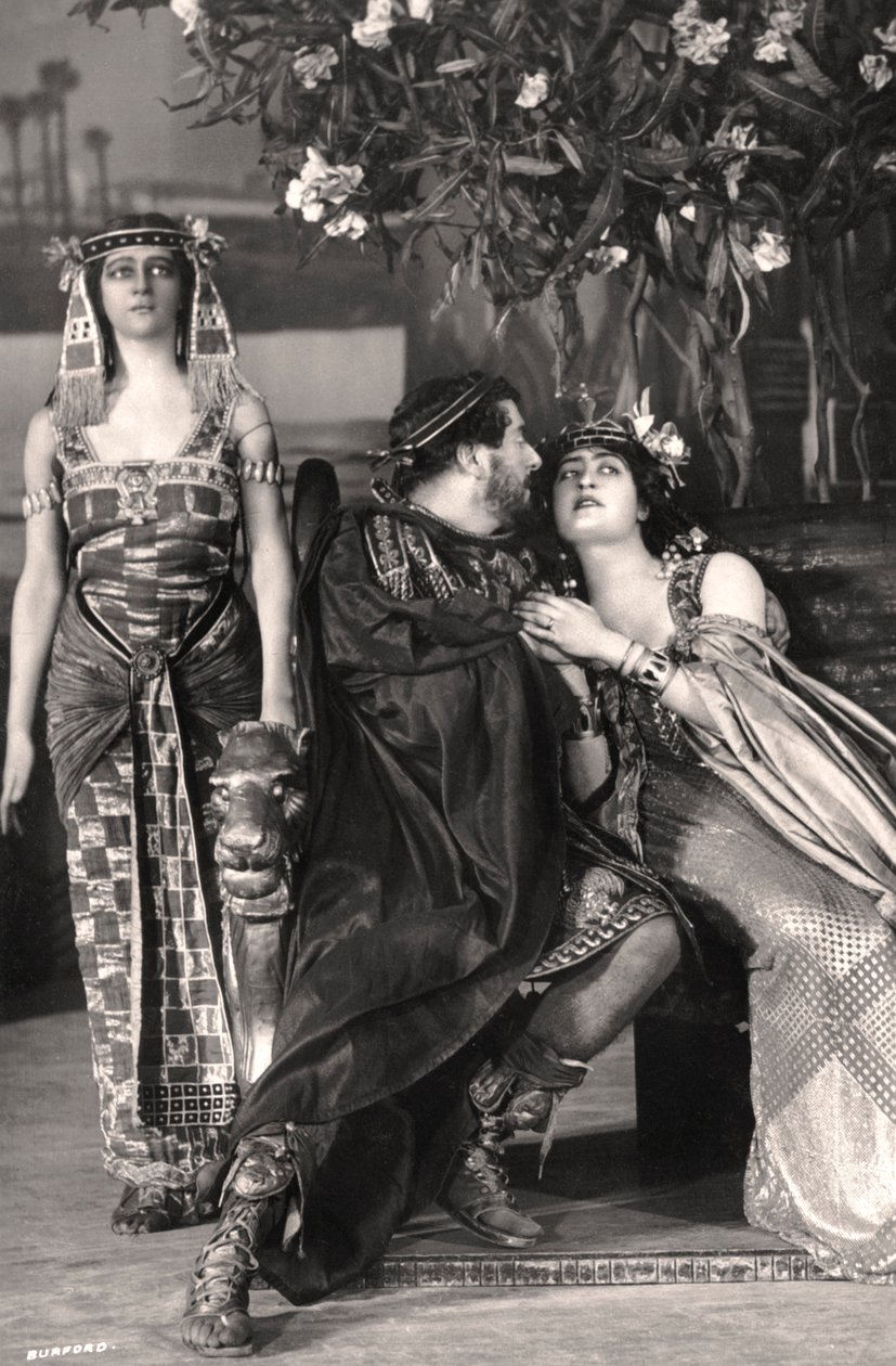 赫伯特·比伯姆（Herbert Beerbohm Tree），康斯坦斯·科利尔（Constance Collier）和爱丽丝·克劳福德（Alice Crawford），英国演员，1907年。 作者 伯福德（FW Burford）