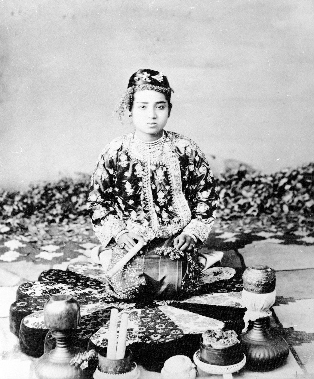 有雪茄的年轻缅甸妇女，曼德勒，c.1875 作者 菲利斯·比托（Felice Beato）