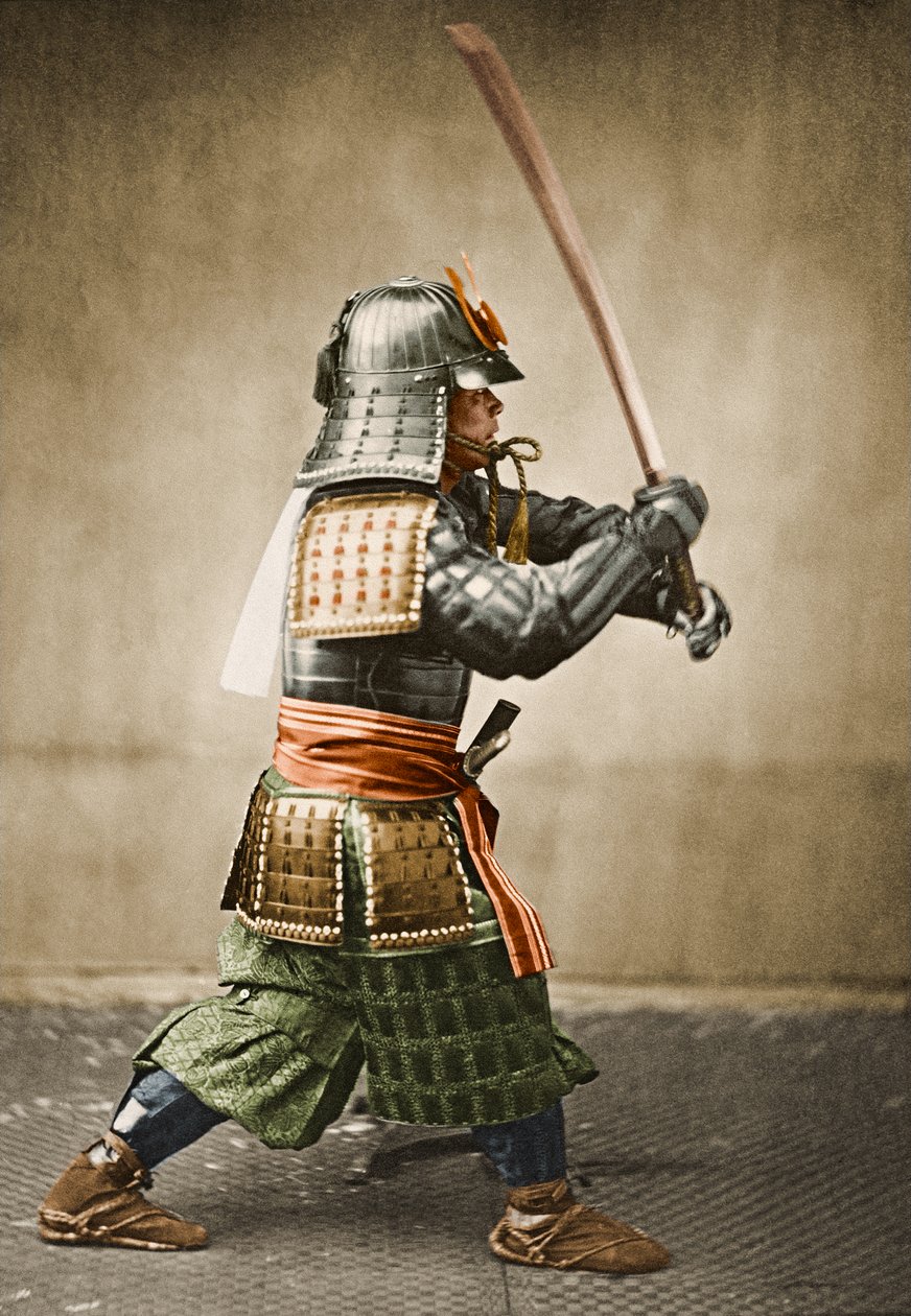 约 1860 年，身着盔甲、手持长剑的武士（蛋白照片） 作者 菲利斯·比托（Felice Beato）