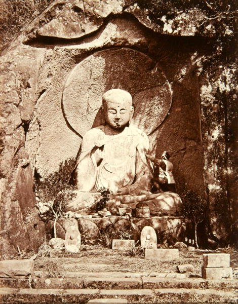 一尊日本佛像（黑白照片）。 作者 菲利斯·比托（Felice Beato）