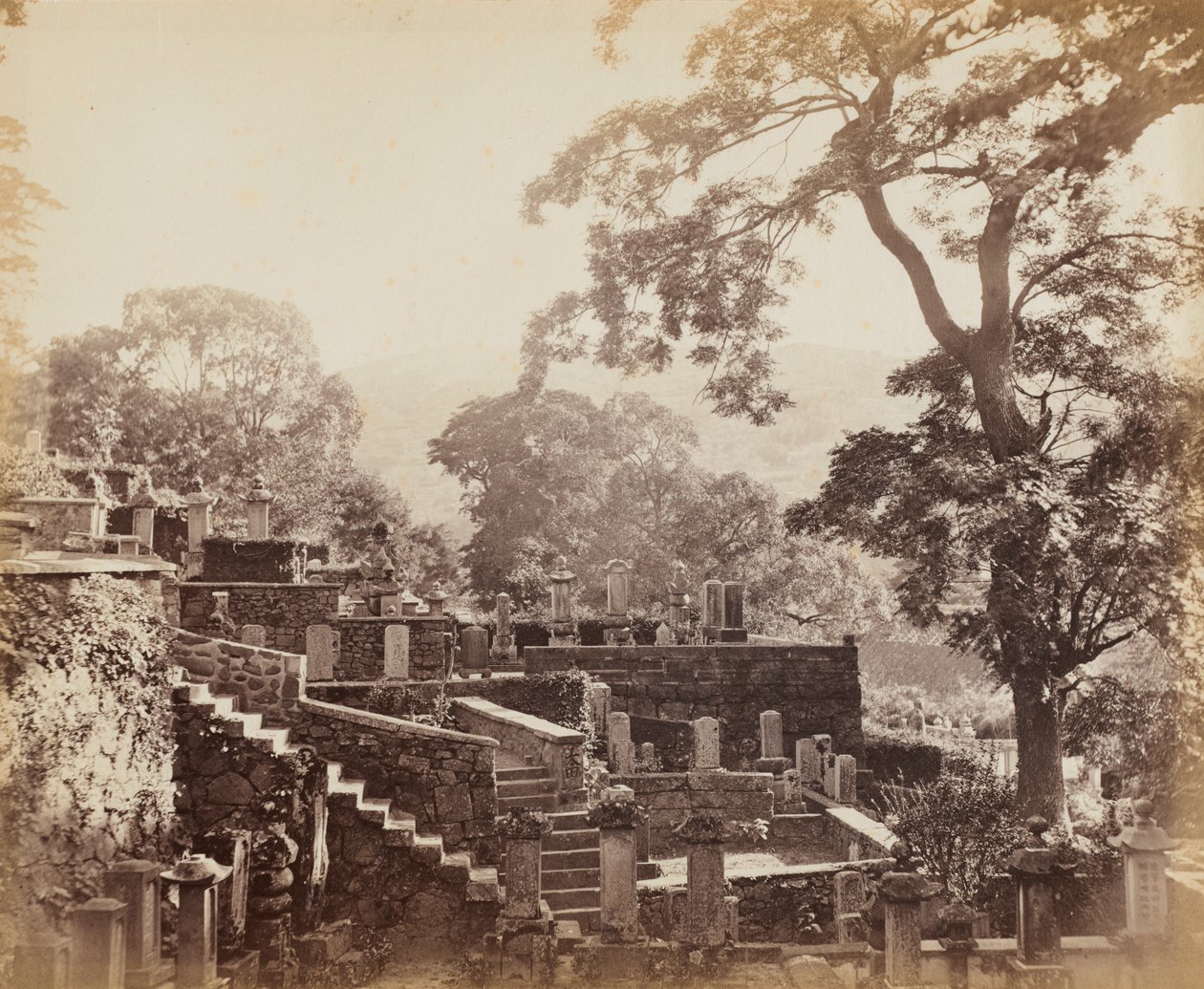日本寺庙墓地，长崎顺天堂，约1867年。 作者 费利斯 A. 比托