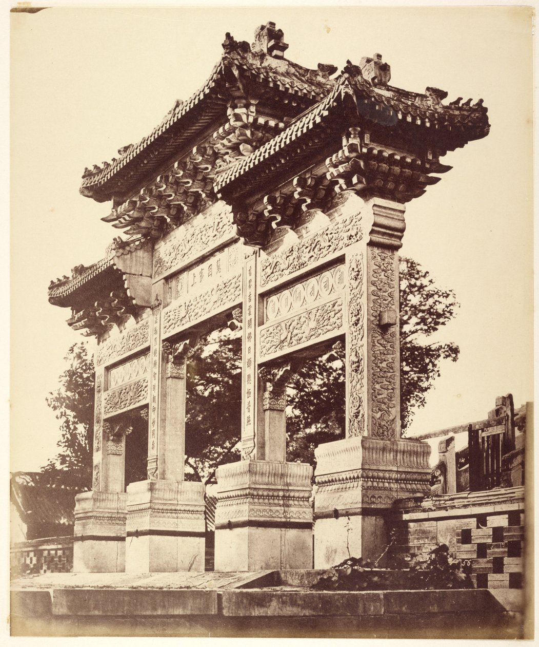 北京附近喇嘛庙的拱门，1860 年 10 月 作者 菲利斯·比托（Felice Beato）