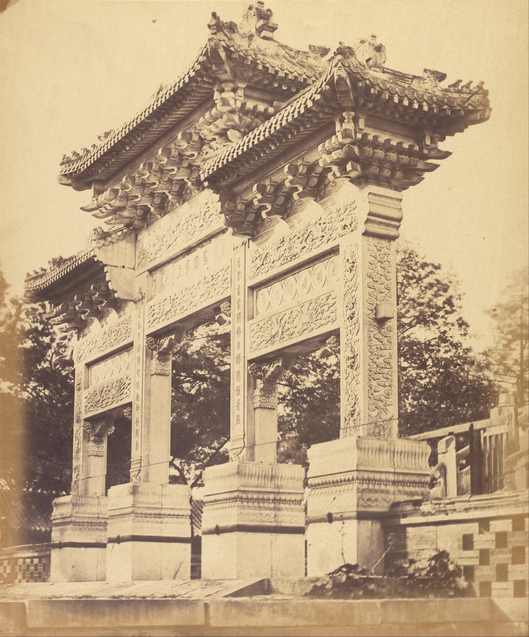 1860年10月，在北京附近的喇嘛庙拱门 作者 菲利斯·比托（Felice Beato）