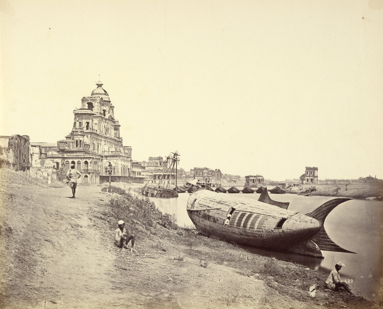 乔兹·曼齐尔宫（Chutter Manzil Palace），国王的船在Gomti河上呈鱼状 作者 菲利斯·比托（Felice Beato）