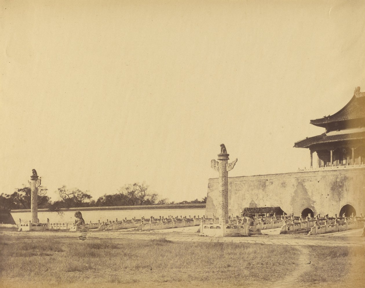 1860年10月，北京冬宫的入口 作者 菲利斯·比托（Felice Beato）