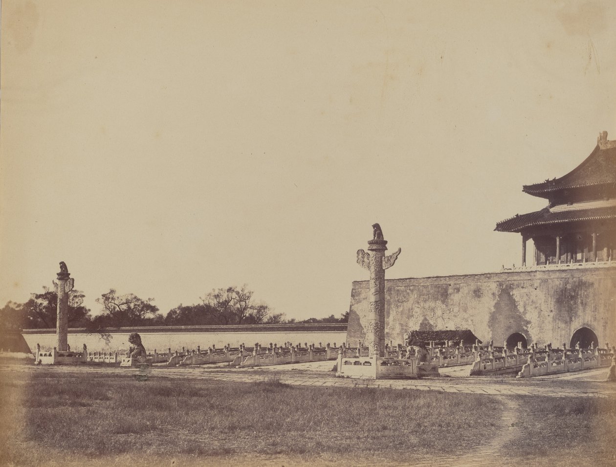 冬宫的入口，北京，1860年10月29日 作者 菲利斯·比托（Felice Beato）