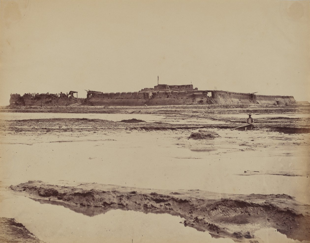 佩霍河上的北塔库堡垒的外观，显示英国和法国的入口，1860年8月21日。 作者 菲利斯·比托（Felice Beato）