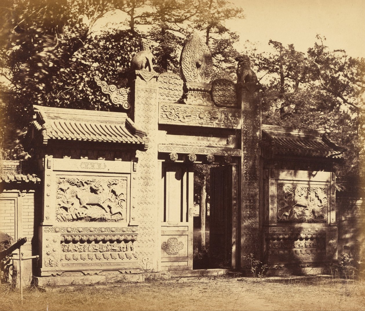 1860年10月在北京附近的古墓仓库外观 作者 菲利斯·比托（Felice Beato）