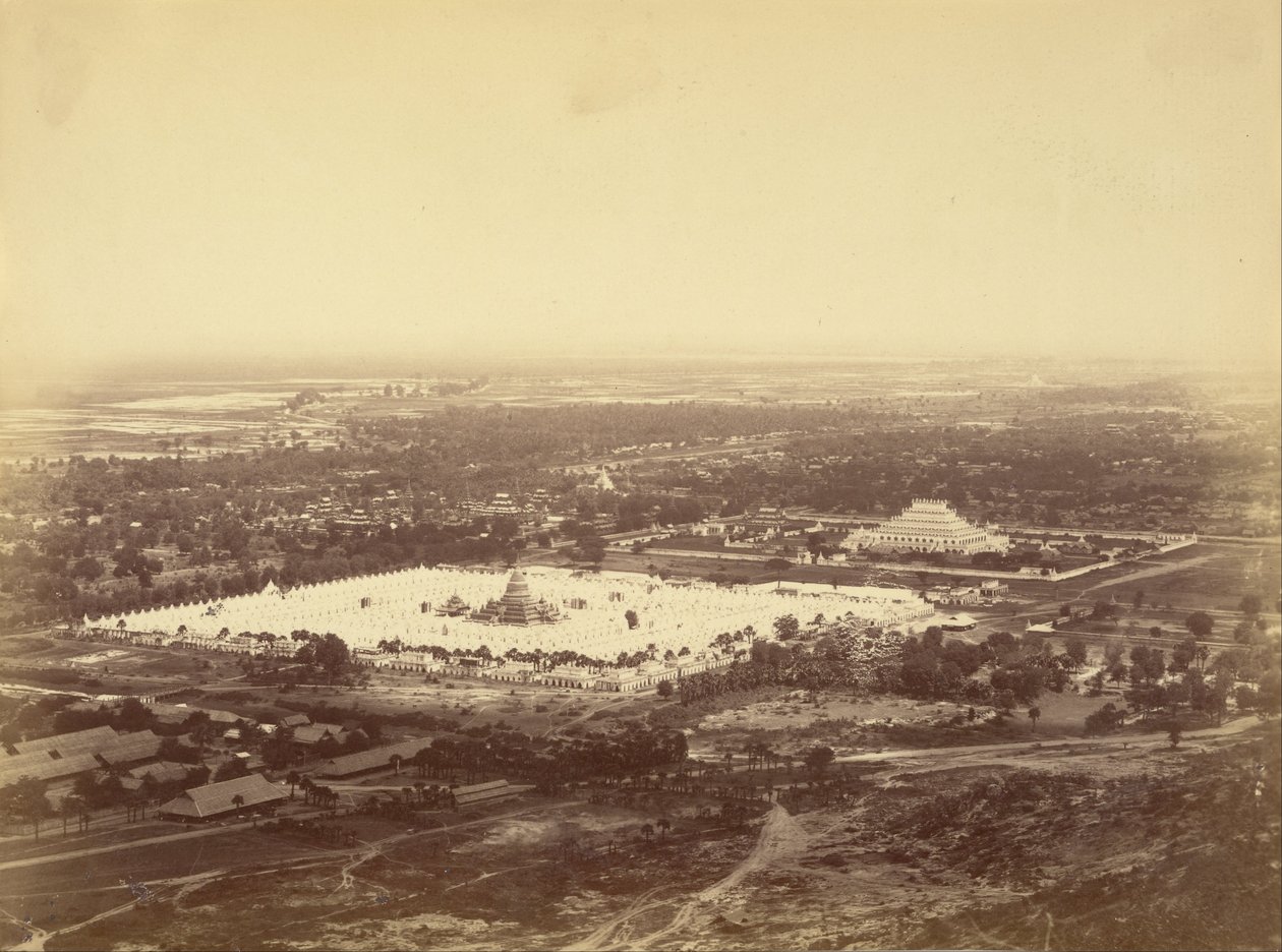 从曼德勒山（Mandalay Hill）看到的曼德勒（Mandalay）全景，显示了450个宝塔和无与伦比的宝塔 作者 菲利斯·比托（Felice Beato）