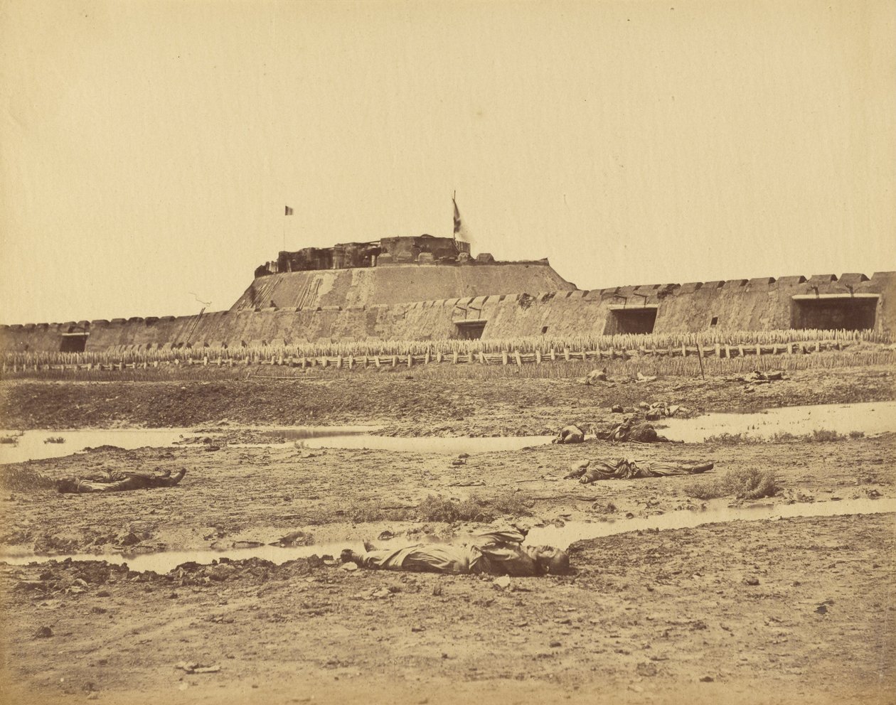 1860年8月21日，北炮台的后部显示了中国军队的撤退 作者 菲利斯·比托（Felice Beato）