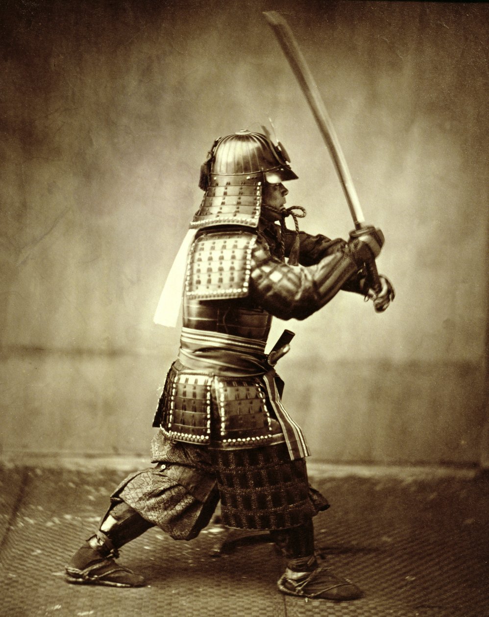 拿着高高举起的剑的武士，约1860年 作者 菲利斯·比托（Felice Beato）