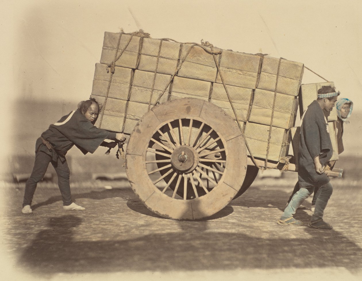 Shariki，即推车的苦力，约1860年。 作者 菲利斯·比托（Felice Beato）