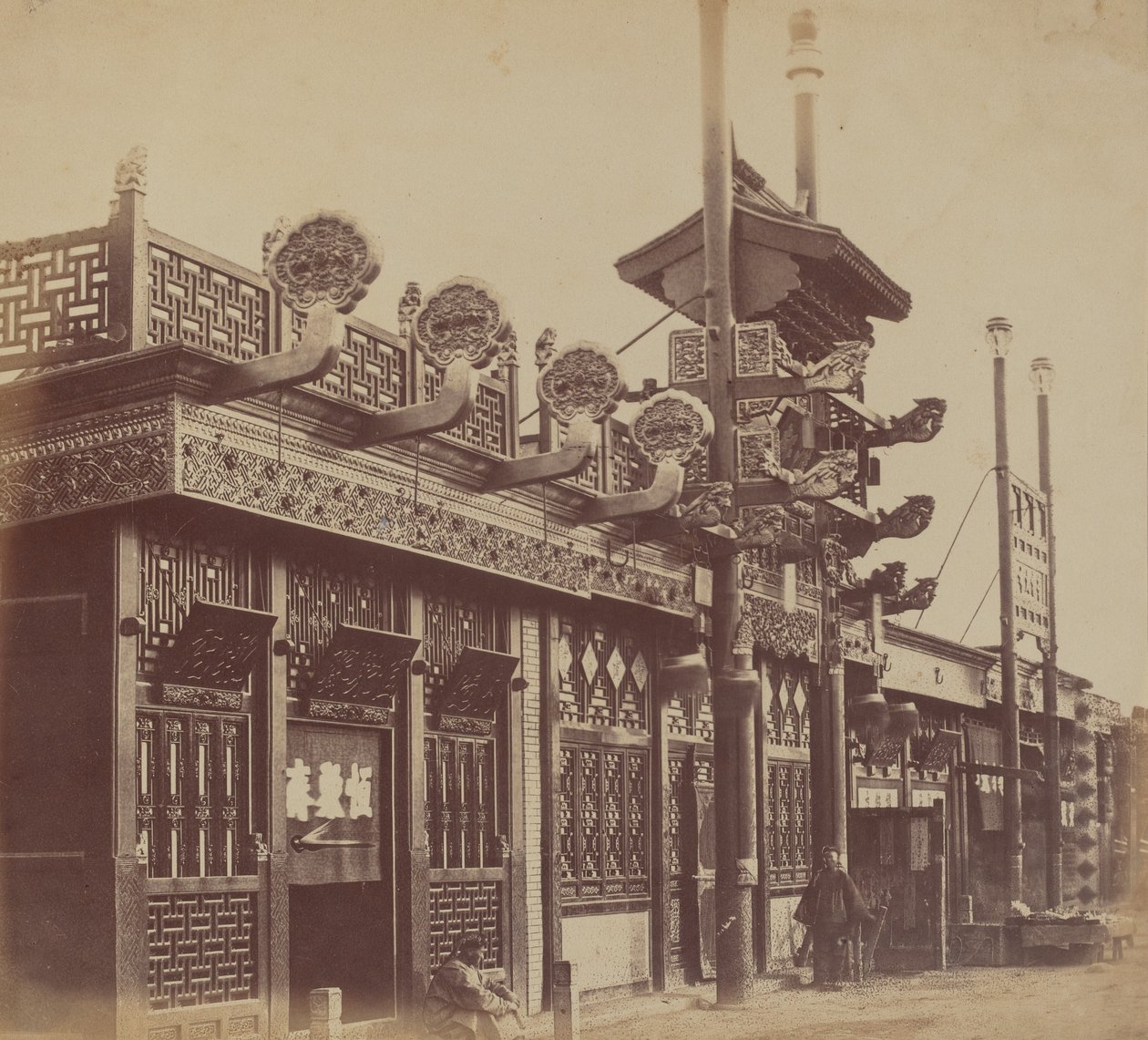 1860年10月，中国北京城的商店和街道 作者 菲利斯·比托（Felice Beato）