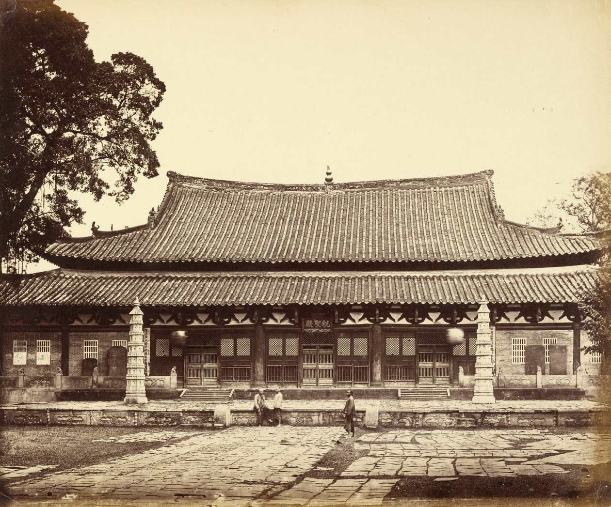 [中国广州鞑靼区的寺庙］ 作者 菲利斯·比托（Felice Beato）