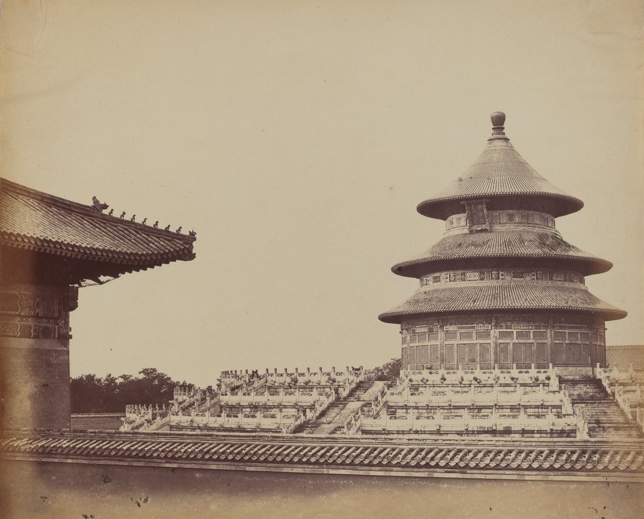 1860年10月在中国的北京城，从焚烧祭司的地方看天坛。 作者 菲利斯·比托（Felice Beato）