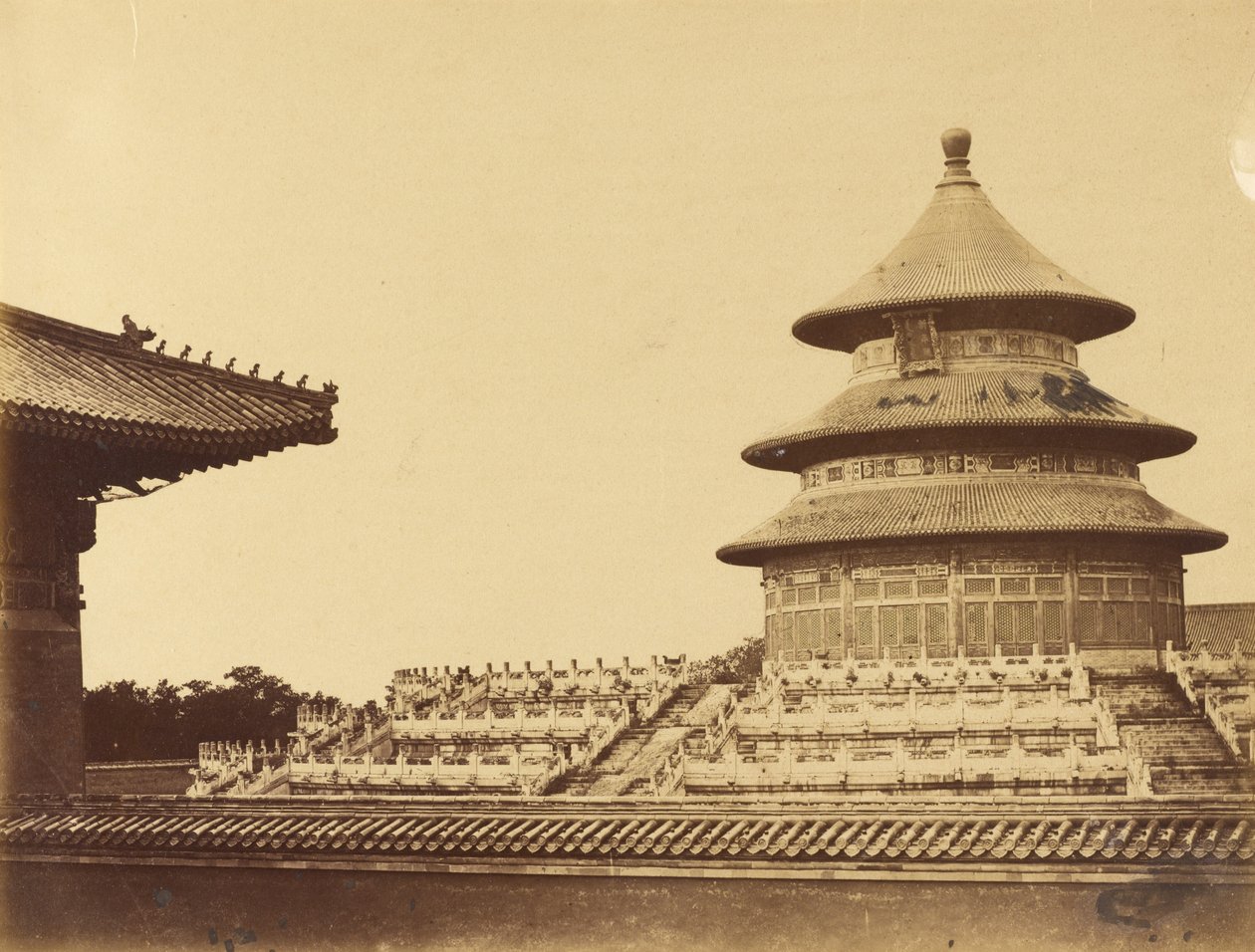从中国北京烧祭司的地方看天坛。1860 年 10 月 作者 菲利斯·比托（Felice Beato）