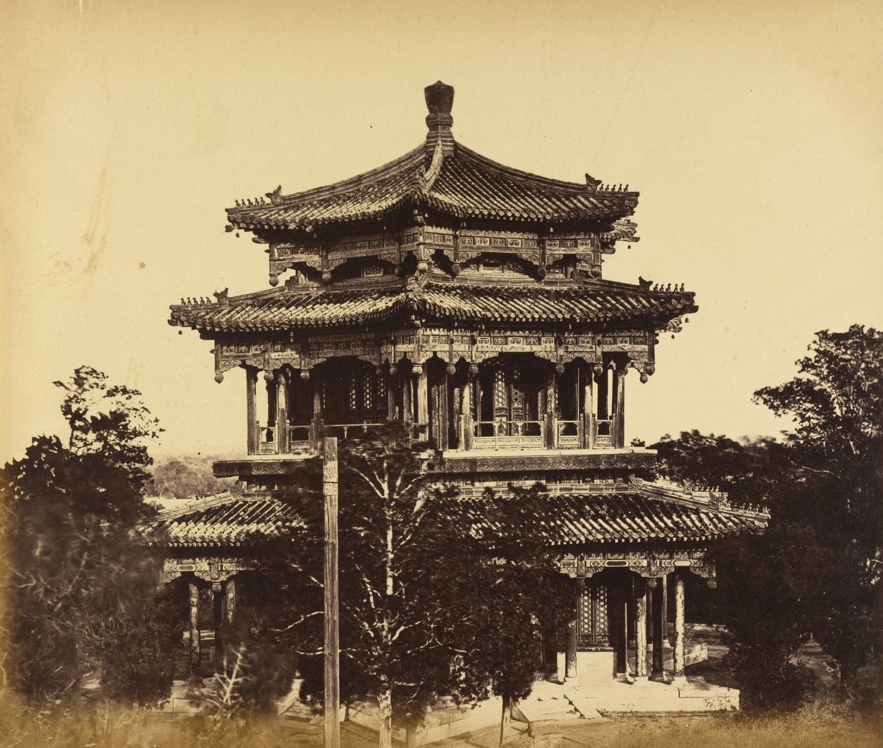 1860年10月18日，北京烧宫之前的大皇宫 作者 菲利斯·比托（Felice Beato）