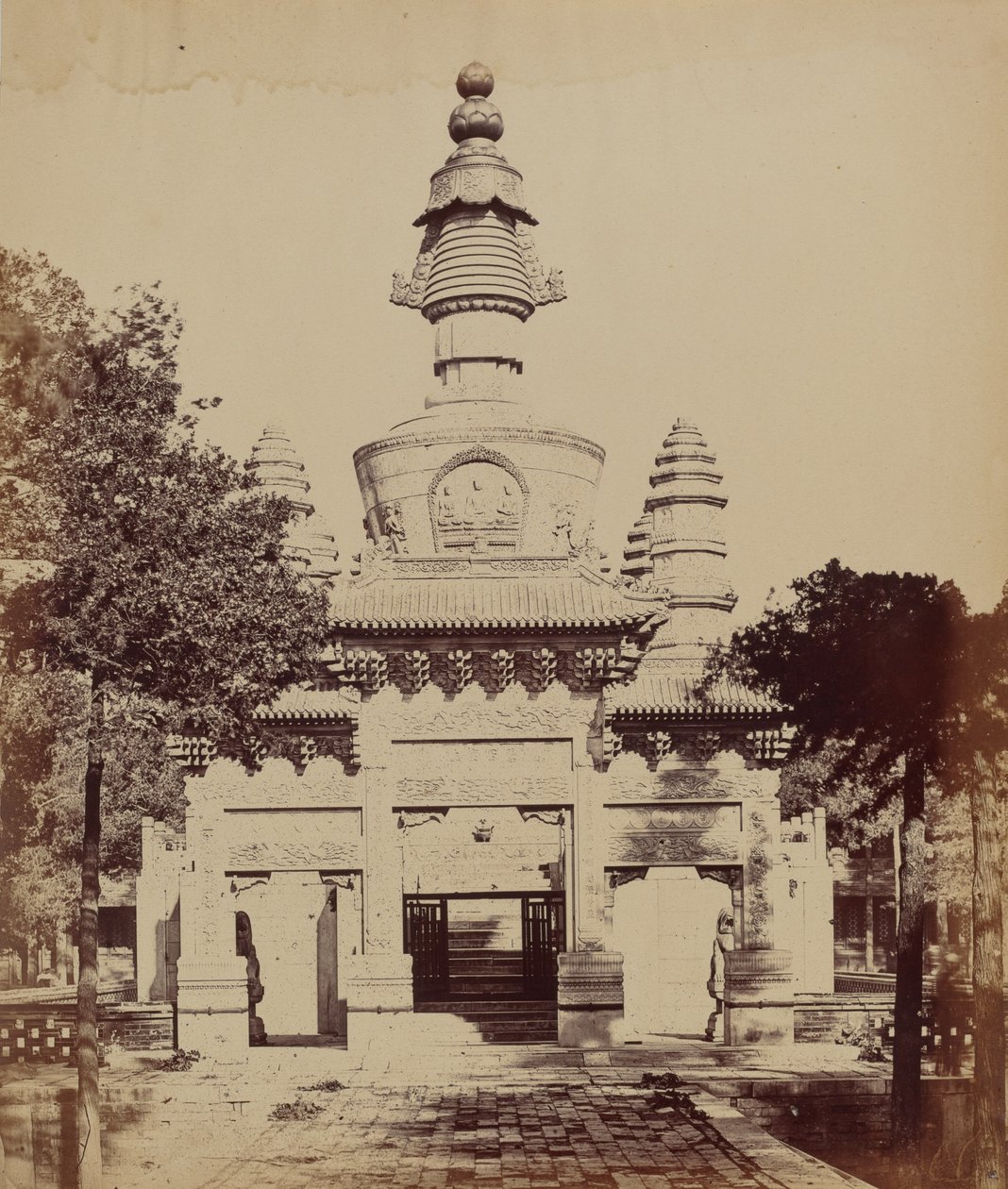 喇嘛庙里的提贝特人纪念碑，北京，1860年10月，1860年。 作者 菲利斯·比托（Felice Beato）