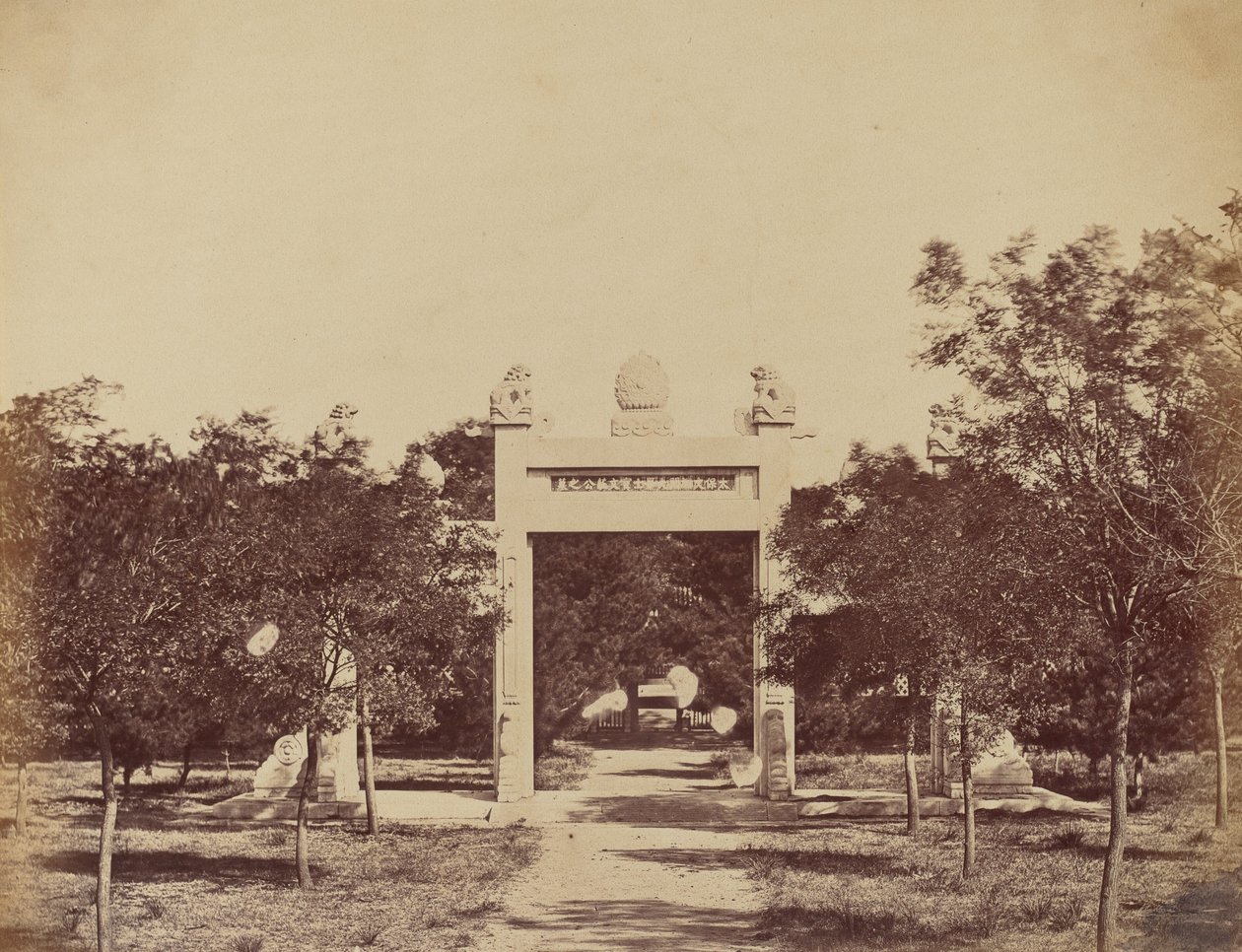 1860年9月21日进攻开始地点帕利希安附近的坟墓 作者 菲利斯·比托（Felice Beato）
