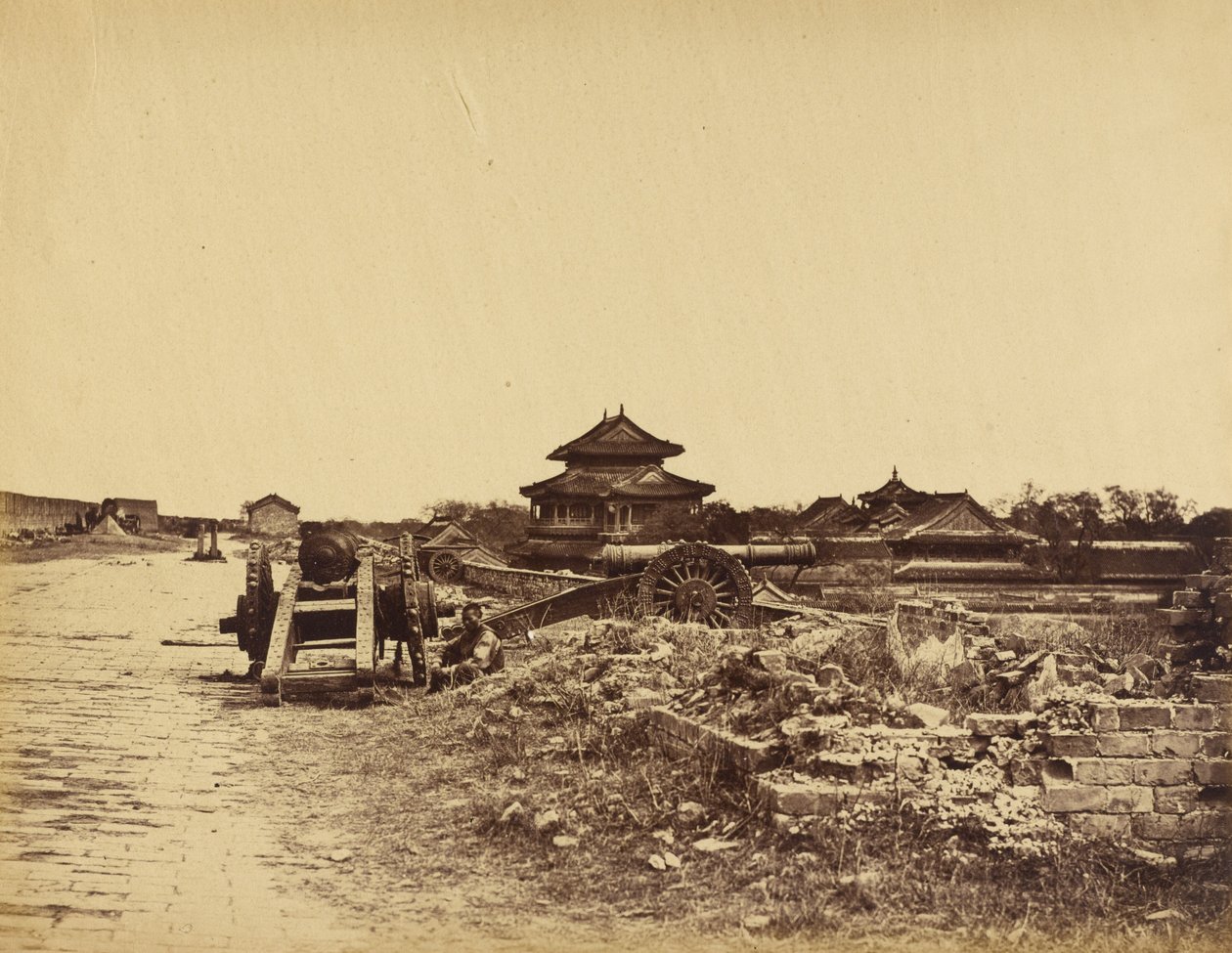 1860 年 10 月 14 日，北京城墙顶部，显示中国火炮对准我军炮台的情况 作者 菲利斯·比托（Felice Beato）