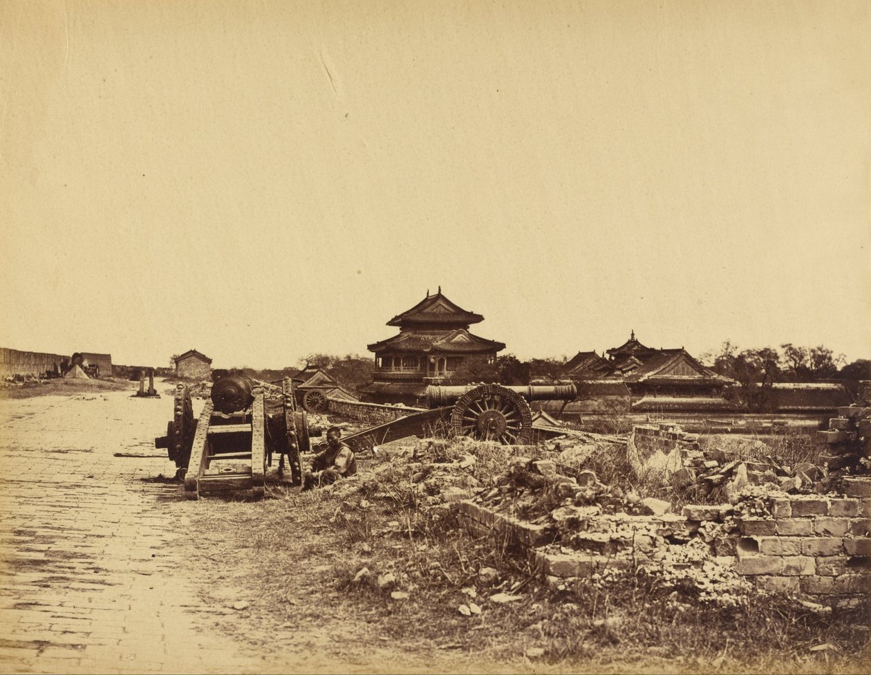1860年10月14日，北京展示了对准中国电池的枪支 作者 菲利斯·比托（Felice Beato）