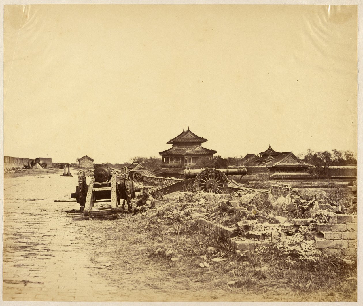 [1860年10月14日占领的北京城墙顶部，显示中国火炮对准我军炮台] 作者 菲利斯·比托（Felice Beato）