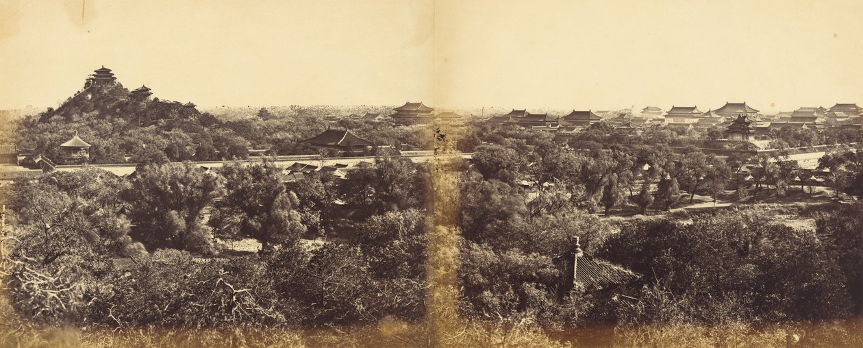 1860年10月29日，北京冬宫的景色，显示人工山，1860年。 作者 菲利斯·比托（Felice Beato）