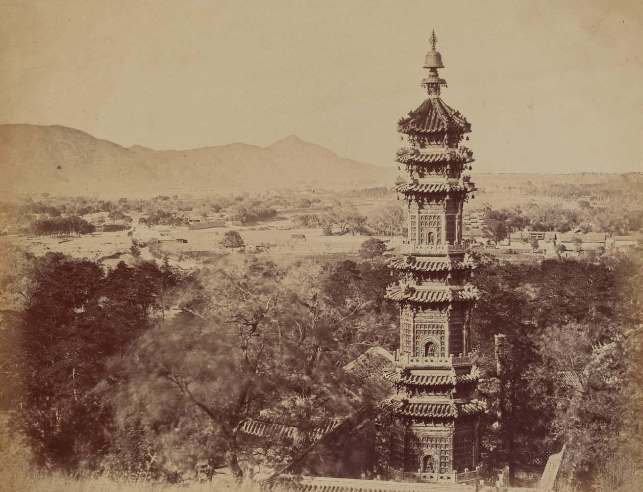 北京颐和园圆明园的景色，显示了宝塔......，1860年10月，1860。 作者 菲利斯·比托（Felice Beato）