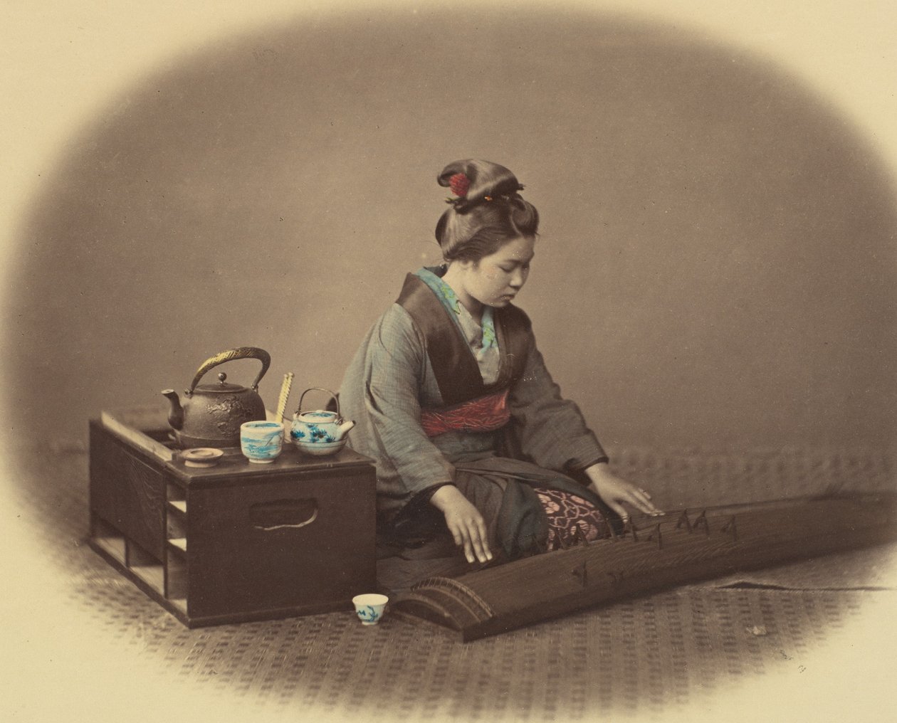 带着茶具弹古筝的女人，约1860年。 作者 菲利斯·比托（Felice Beato）