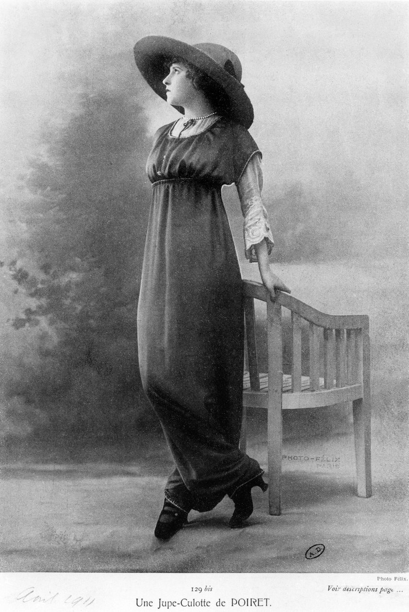 由Paul Poiret（1879-1944）于1911年4月创作的裙子 作者 菲利克斯工作室