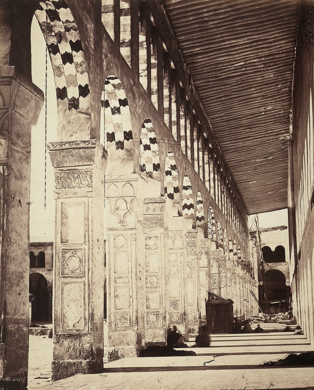 View of the colonnade in the Omayyade Great Mosque, in Damascus, Syria. Originally a temple for the Arameans, then a Christian Basilica, it eventually became a mosque which permitted the Christians to continue to use a wing of the structure for religious r 作者 菲利克斯邦菲尔斯