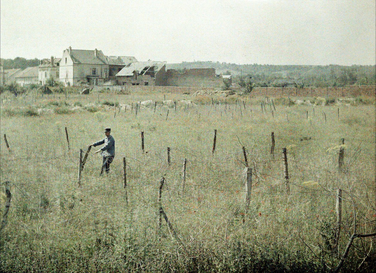 一名法国官员检查法国阵地周围的带刺铁丝网，Soissons，Aisne，France，1917（autochrome） 作者 费尔南德·库维尔