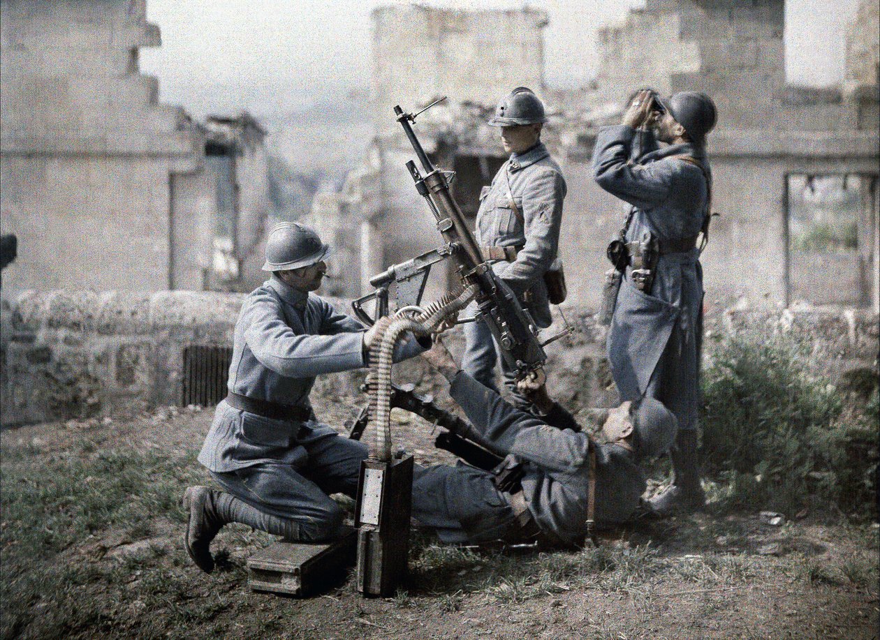 1917年法国Aisne战役期间，法国部分机枪手在废墟中占据了一席之地（自然色） 作者 费尔南德·库维尔