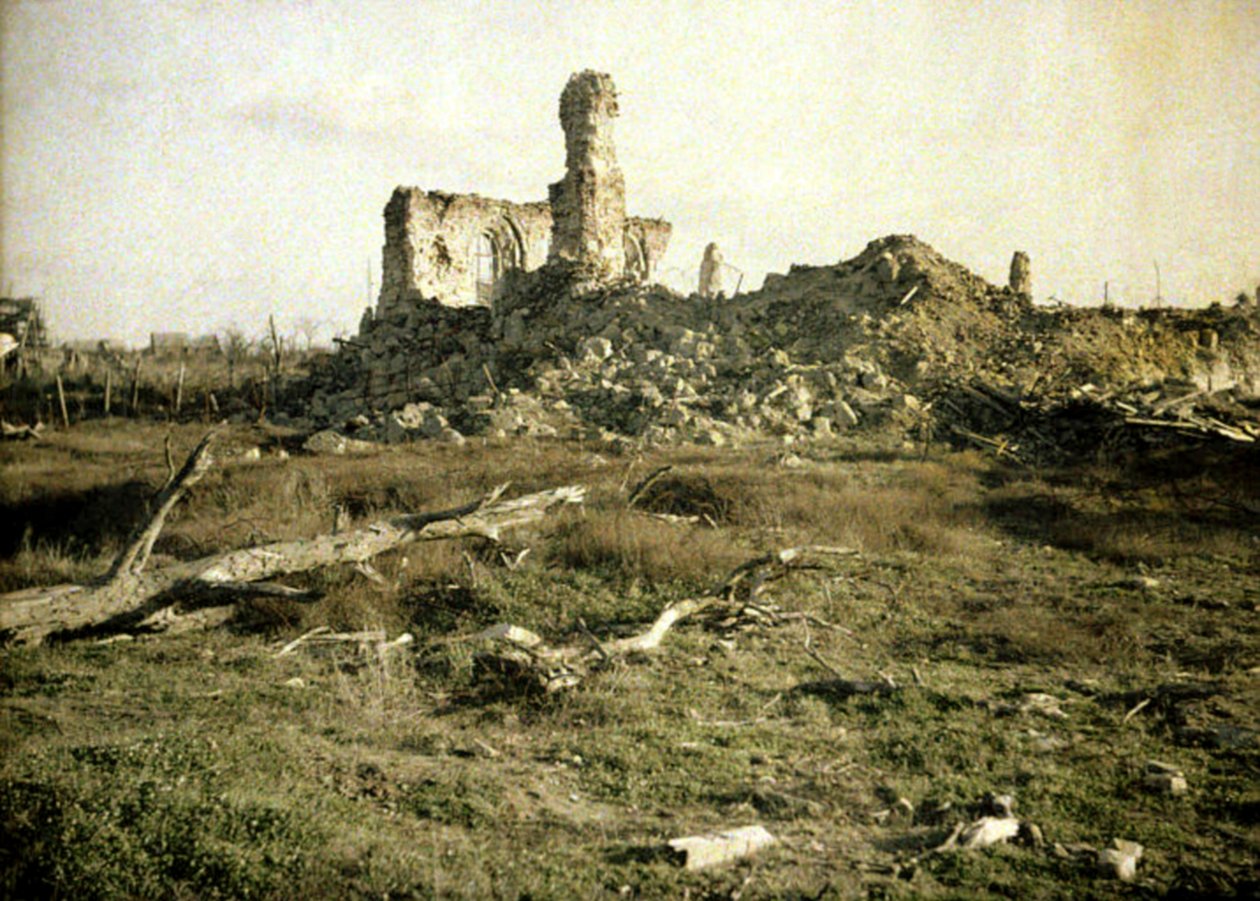战争期间教堂受损，Chaulnes，Somme，法国，1917年（自然色） 作者 费尔南德·库维尔