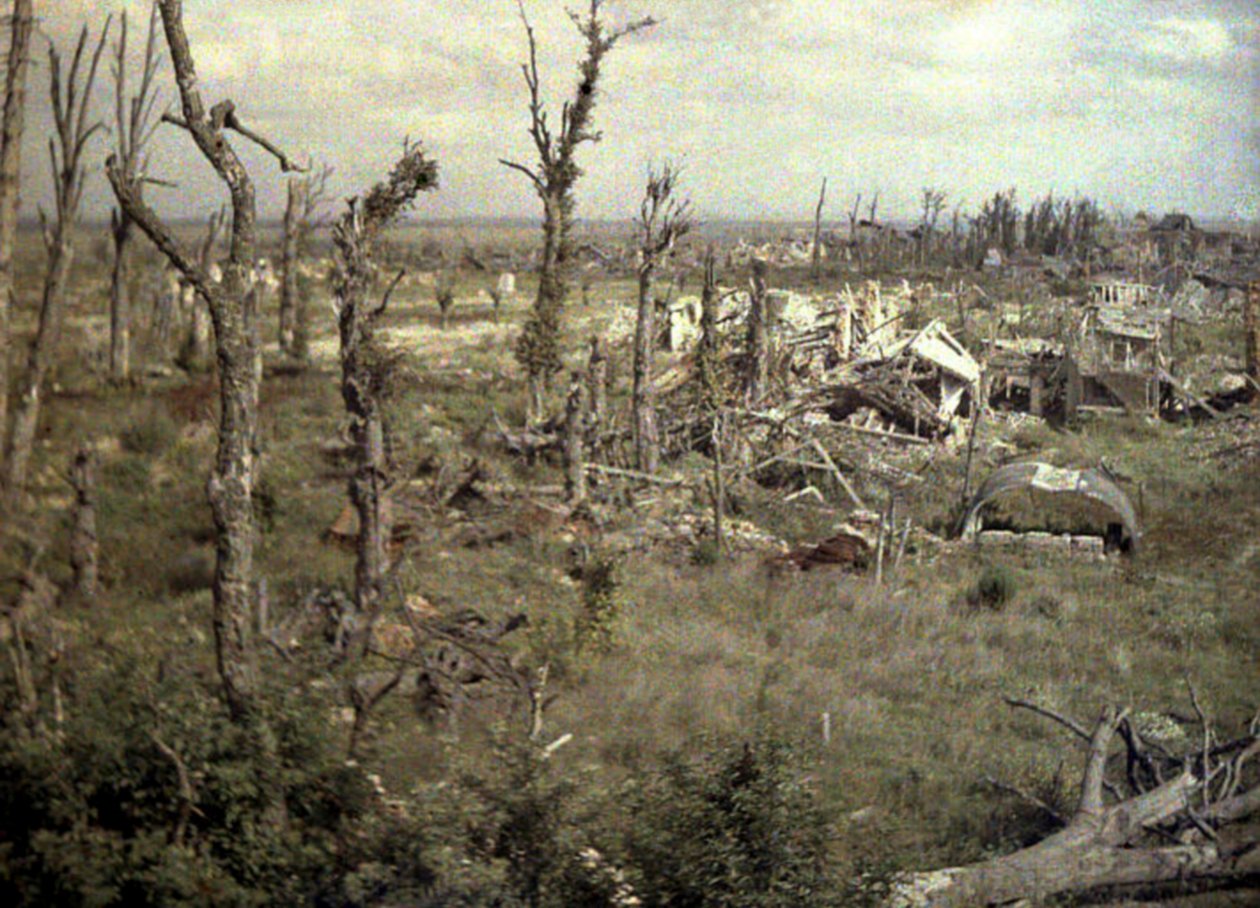 1917年，Chaulnes，Somme，法国，一座靠近城堡的地区，建筑物和树木被炮火击毁（自然色） 作者 费尔南德·库维尔