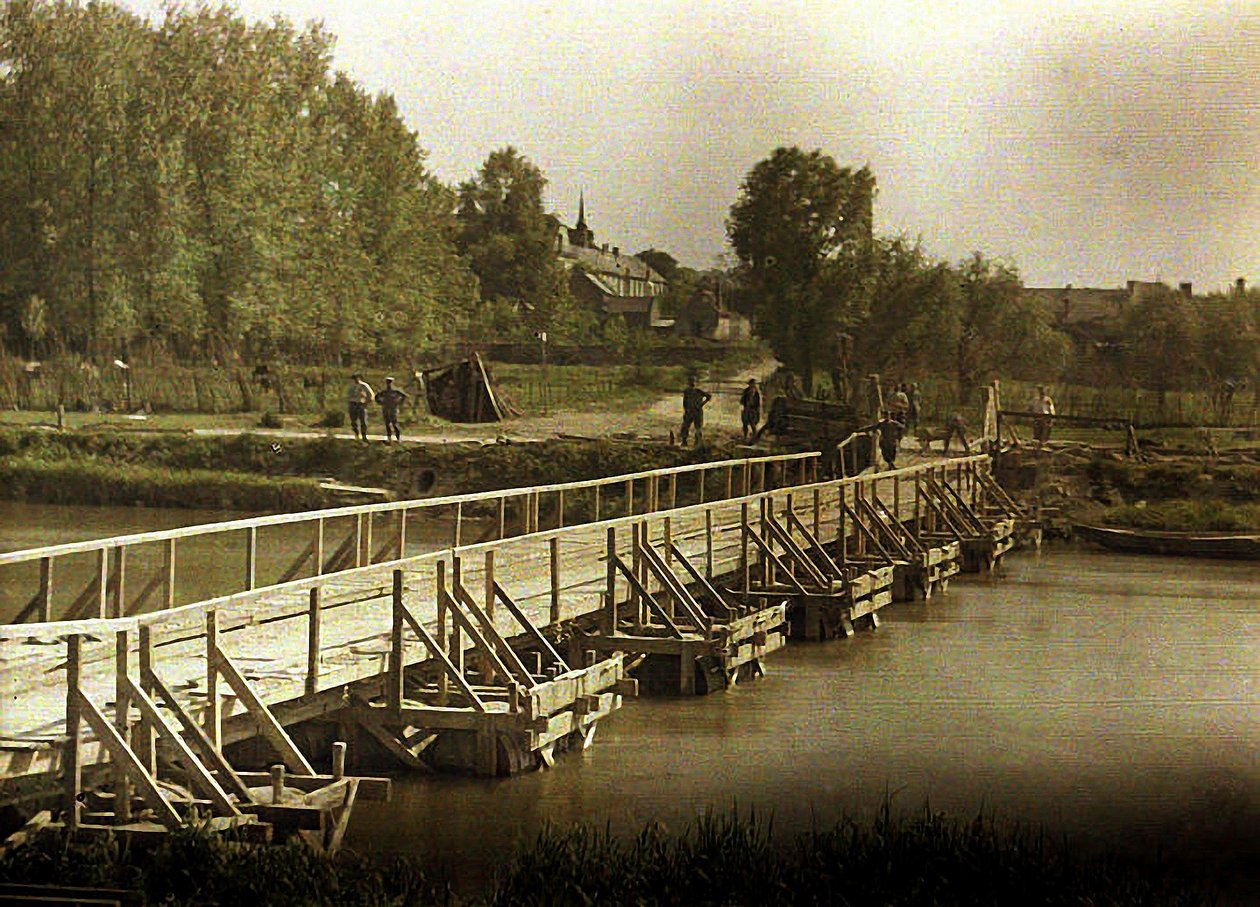 横跨Aisne的桶桥，Soissons，法国，1917年（彩色） 作者 费尔南德·库维尔