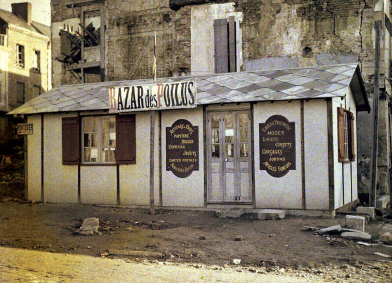 &39;Bazar des Poilus&39;，法国军营，一家出售纺织品和纸制品的商店，Roye，Somme，法国，1917年（自然色） 作者 费尔南德·库维尔