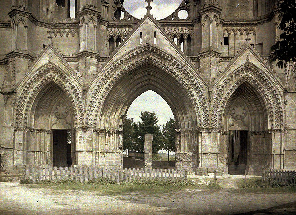 1917年，法国Aisne，Soissons，St. Gervais和Protais Cathedrale的炸弹损坏（自然色） 作者 费尔南德·库维尔