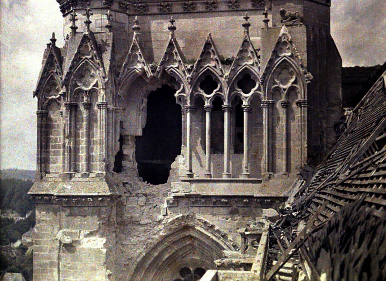 1917年，法国Aisne，Soissons，St. Gervais和Protais Cathedrale的炸弹损坏（自然色） 作者 费尔南德·库维尔