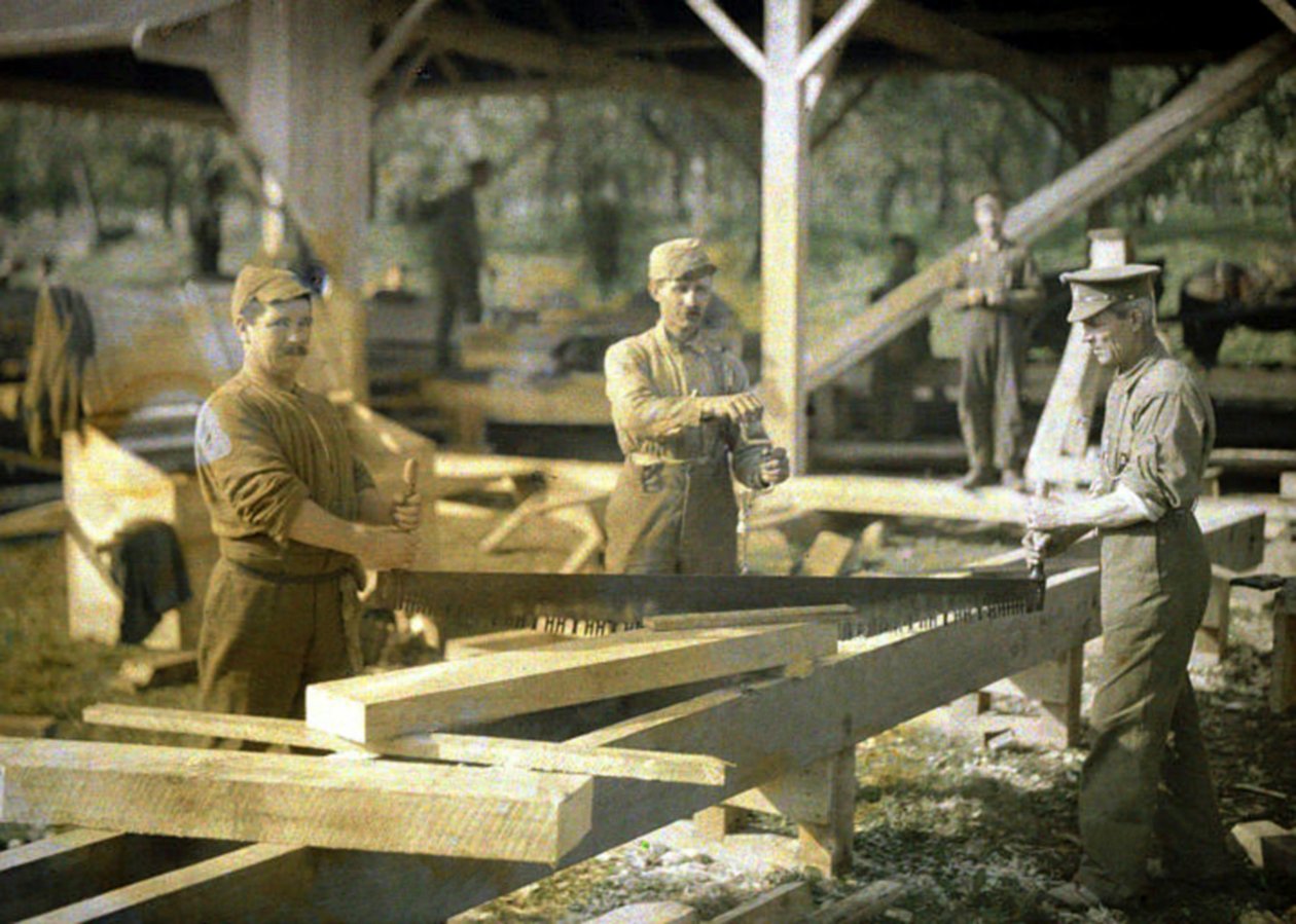 加拿大士兵在锯木厂工作，Quesmy，Oise，法国，1917年（自然色） 作者 费尔南德·库维尔