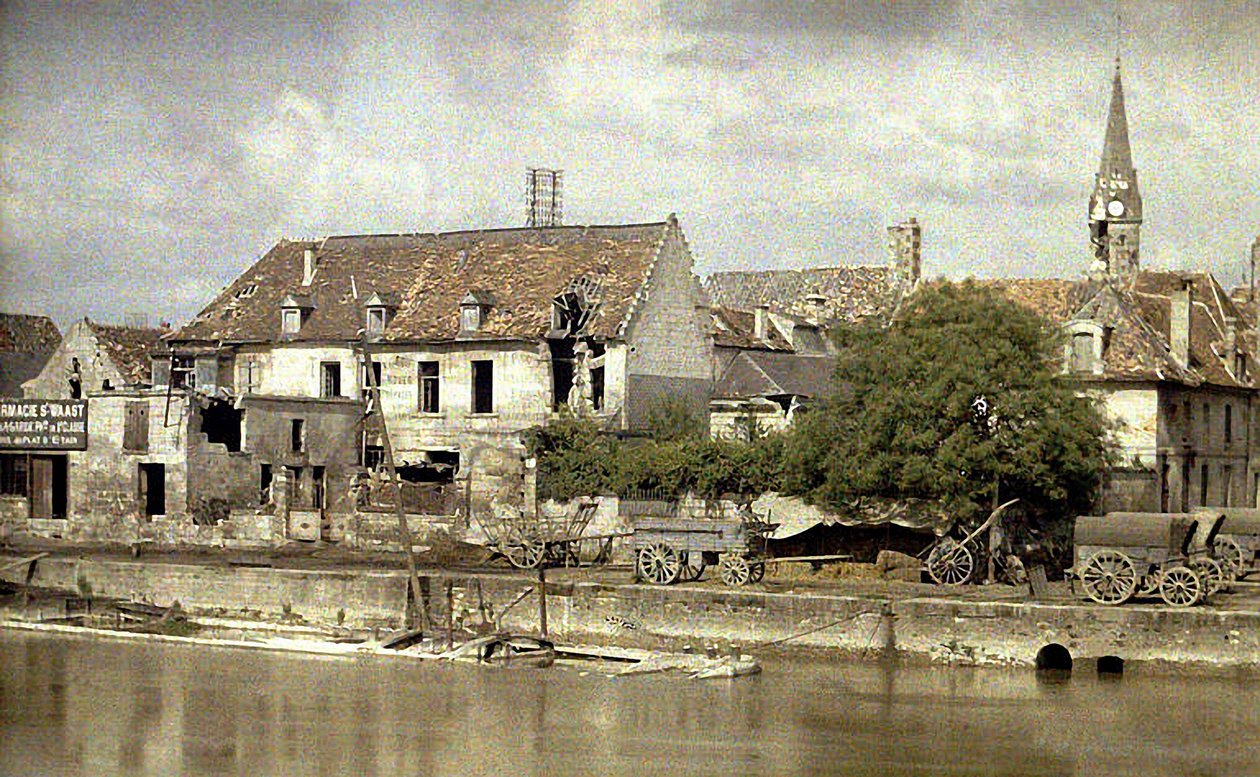 沿着Aisne银行的购物车，背景中的Saint-Waast教堂，Soissons，1917年（彩色） 作者 费尔南德·库维尔