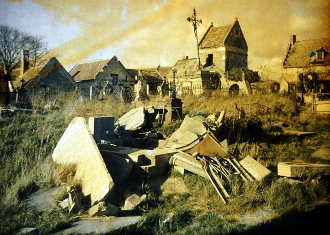 墓地，受损的坟墓，Thiescourt，瓦兹，法国，1917年（彩色） 作者 费尔南德·库维尔
