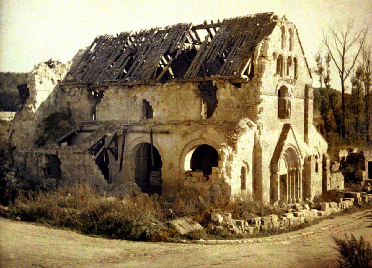 1917年，法国瓦兹，Tracy-le-Val，炮火毁坏的教堂（自然色） 作者 费尔南德·库维尔