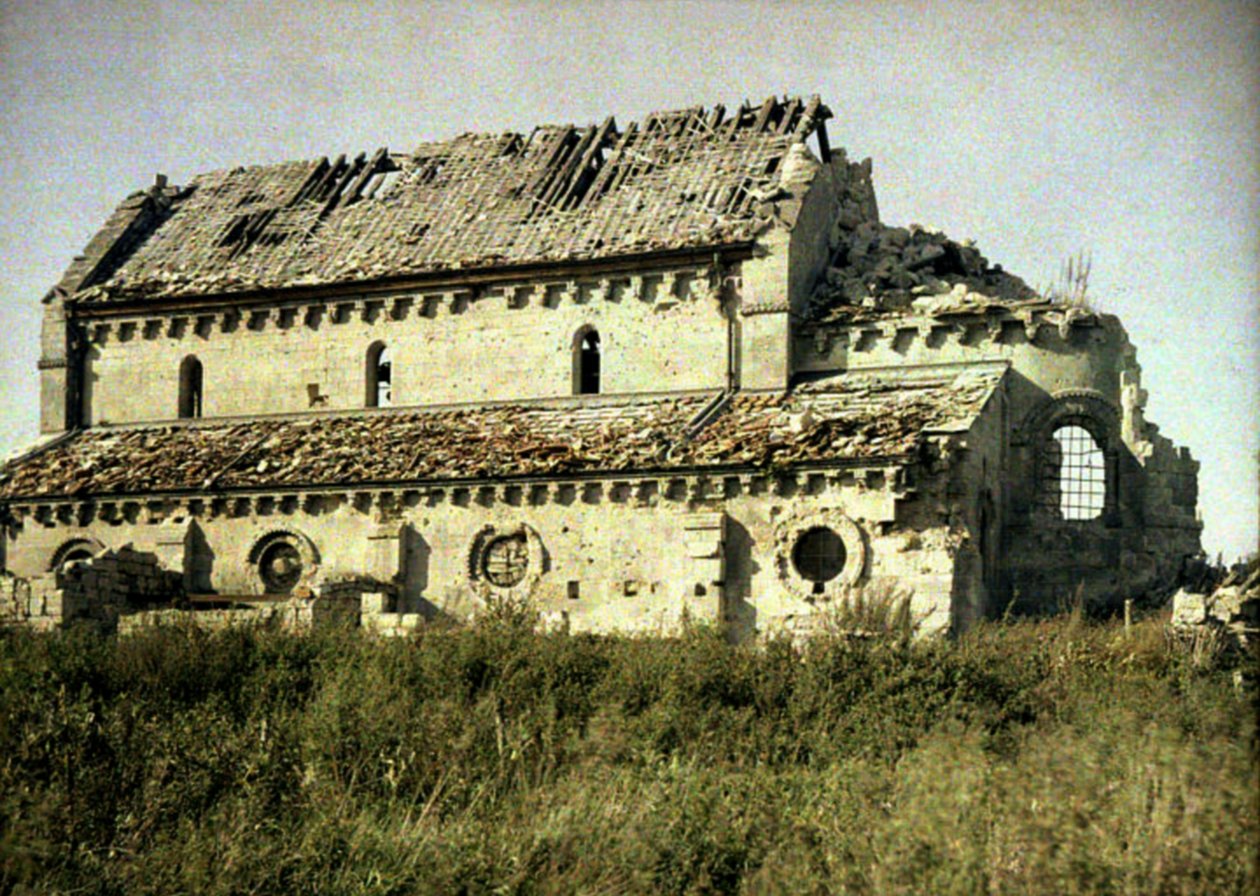 1917年，法国瓦兹，Tracy-le-Val，炮火毁坏的教堂（自然色） 作者 费尔南德·库维尔