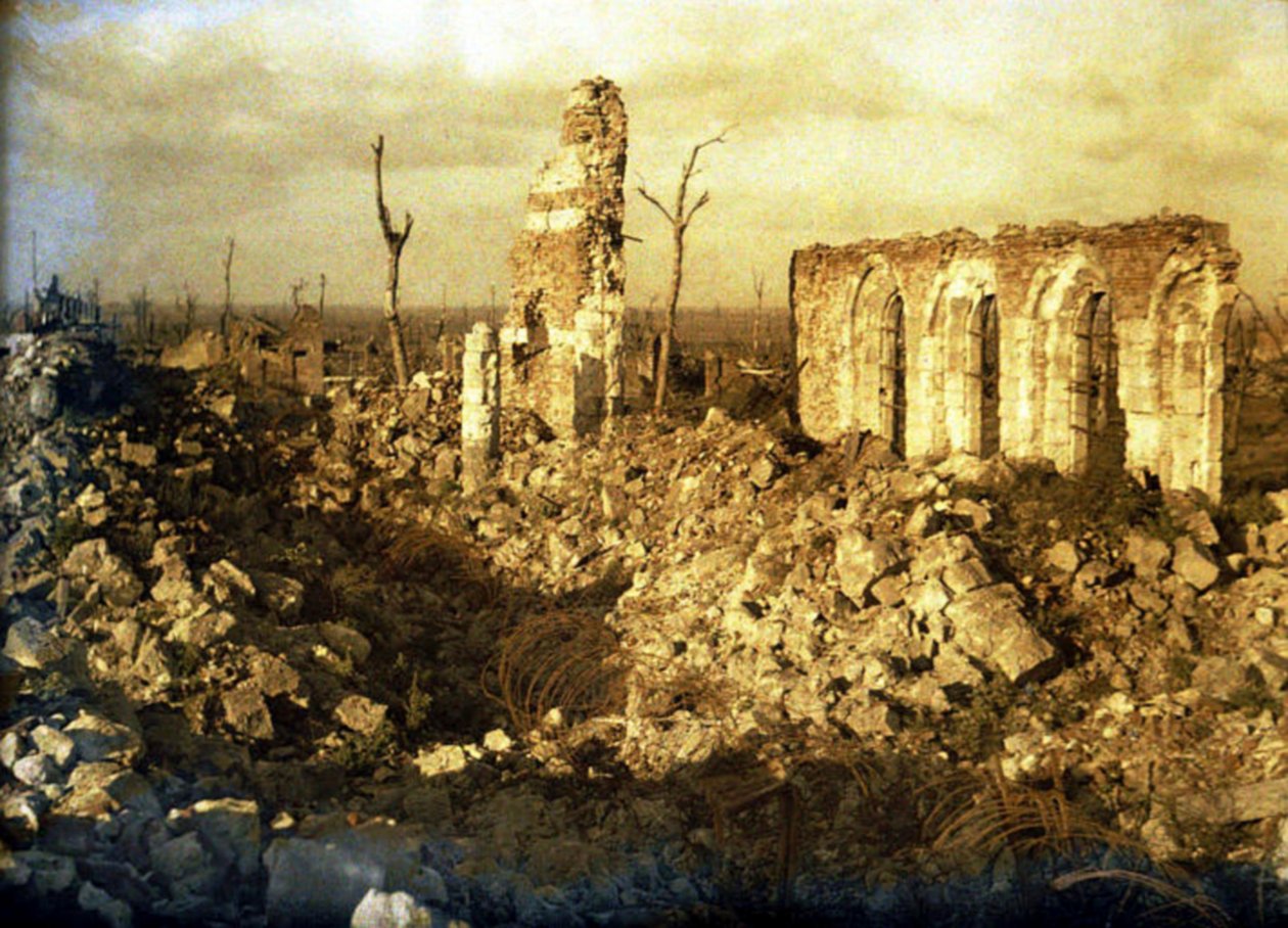 教堂在战争期间损坏，Chaulnes，Somme，法国，1917年（彩色） 作者 费尔南德·库维尔