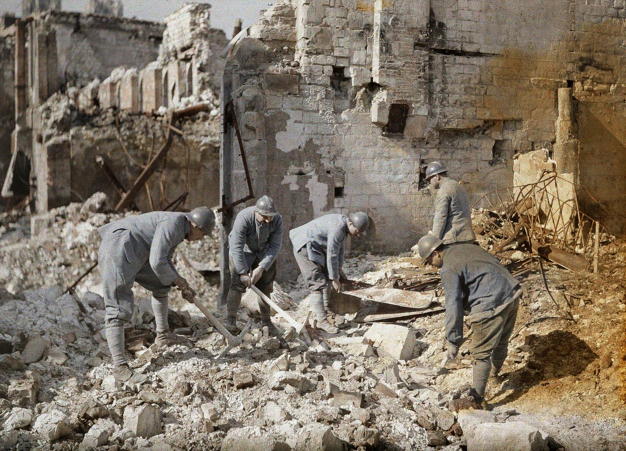 五名法国士兵在兰斯废墟中清理瓦砾，在1917年第一次世界大战期间，德国炮兵和空袭几乎摧毁了60％（自然色） 作者 费尔南德·库维尔