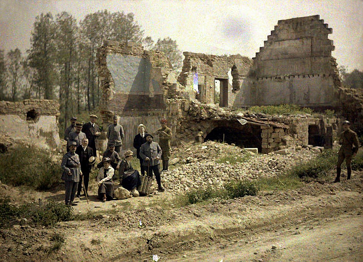 法国士兵和前剧院演员在废墟中，Vauxrezis，Aisne，法国，1917年（自然色） 作者 费尔南德·库维尔