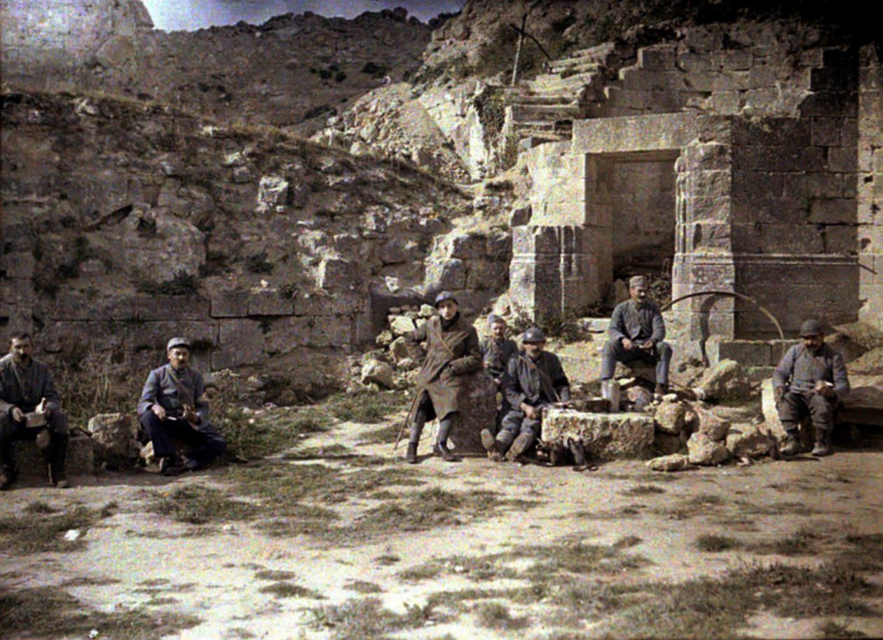 法国士兵吃午餐，Coucy-le-Chateau-Auffrique，法国Aisne，1917年（自然色） 作者 费尔南德·库维尔