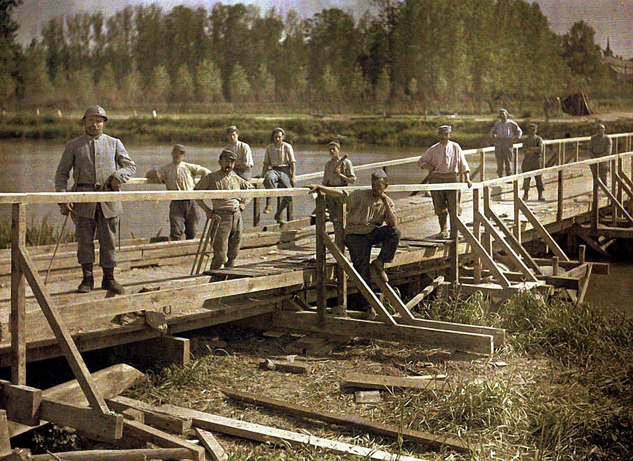 1917年，一个特殊单位的法国士兵在法国苏瓦松的Aisne建造一座木桥（自然色） 作者 费尔南德·库维尔